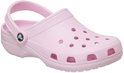 Lichtroze Crocs Classic klomp met bandje achter de hiel. Inclusief Crocs logo op de zijkant.