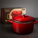 Rode gietijzeren braadpan van 28 cm, naast de verpakking.