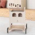 Houten loopwagen in zandkleur met twee ronde uitsparingen en het 'babi-em' logo op de voorkant.