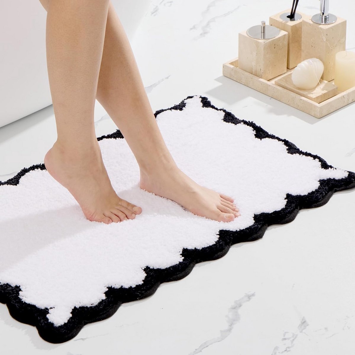 ORTIGIA Kleine schattige geschulpte badmat, witte en zwarte pluche microvezel schelp badka