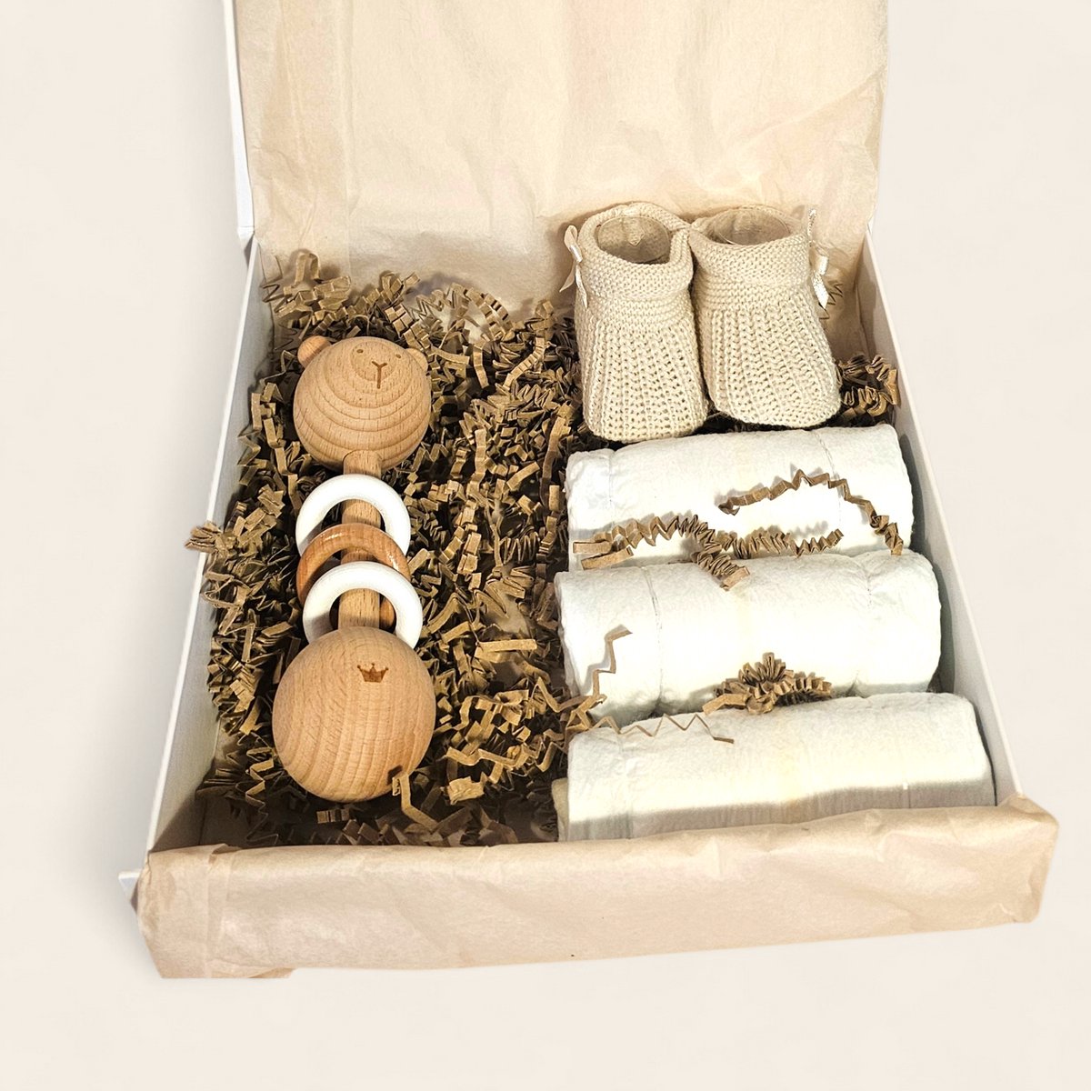 Luxe kraamcadeau baby – stijlvol en compleet geboorte cadeau - met rammelaar - slofjes - luiers in luxe magneetdoos