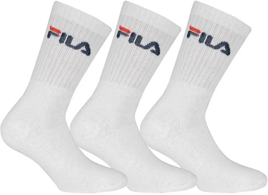 Drie witte sportsokken van Fila met op de schacht een rood en zwart logo.