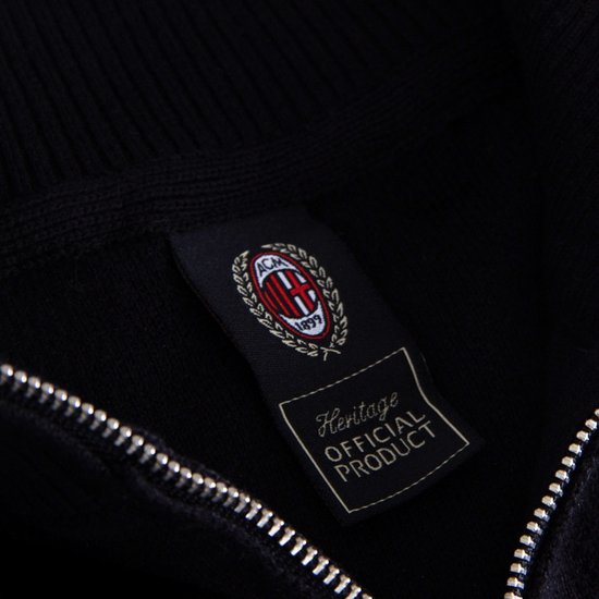 Detail van het label met logo AC Milan 1899 en 'Heritage Official Product'.