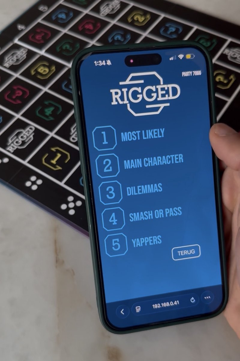 Rigged - Hilarisch partyspel - 1000+ persoonlijke vragen, dilemmas & bluffen - Gezelschapsspel volwassenen - 2-12 spelers - 16+ — cadeau in Partyspellen - foto 3