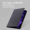 Zwarte tablethoes met automatische slaap/waakfunctie, die geopend kan worden.