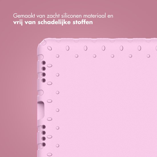 Detail van roze tablethoes met noppen textuur en uitsparingen voor knoppen.
