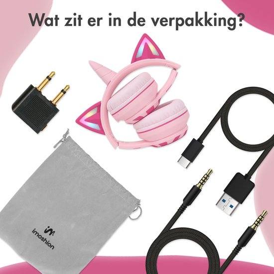 Roze unicorn koptelefoon, oplaadkabel, audiokabel, reisetui en een vliegtuigadapter.