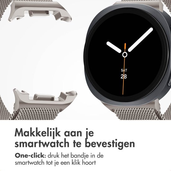 Close-up van de aansluitingen van een smartwatchbandje en een smartwatch met een zilverkleurig milanees bandje.