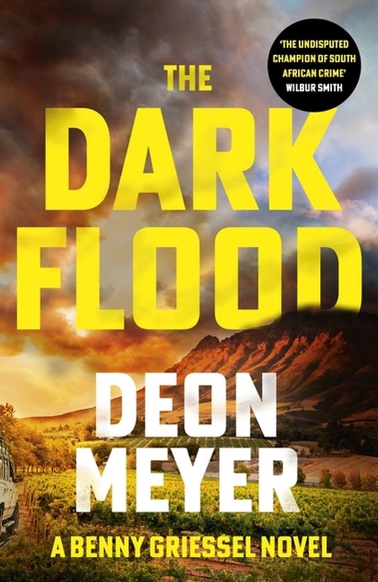 Boekomslag van 'The Dark Flood' door Deon Meyer. Gele tekst tegen een achtergrond van bergen en wolken.