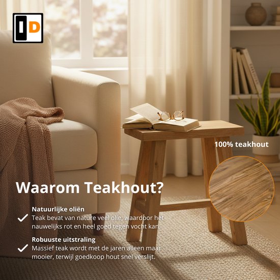 Teakhouten krukje met een natuurlijke, robuuste uitstraling naast een fauteuil en boekenplank. "100% teakhout"