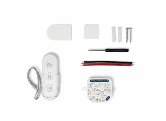 Inhoud van de verpakking: witte wifi motorcontroller, afstandsbediening, schroeven, pluggen, schroevendraaier en draden.