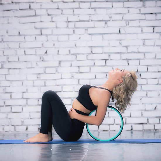 Yoga wiel met eBook en yogariem voor flexibiliteit en rugstrekken — afbeelding 2