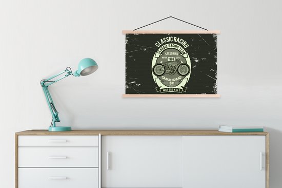 Textielposter met vintage motorfiets print "Classic Racing Team" in een kinderkamer.