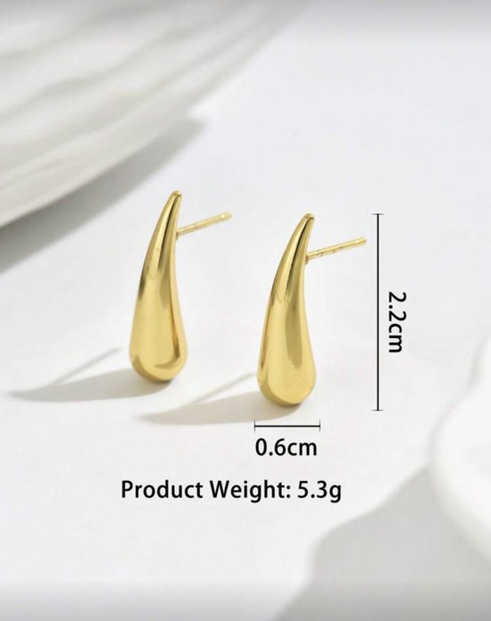 Gouden druppelvormige oorbellen van 2,2 cm hoog en 0,6 cm breed.