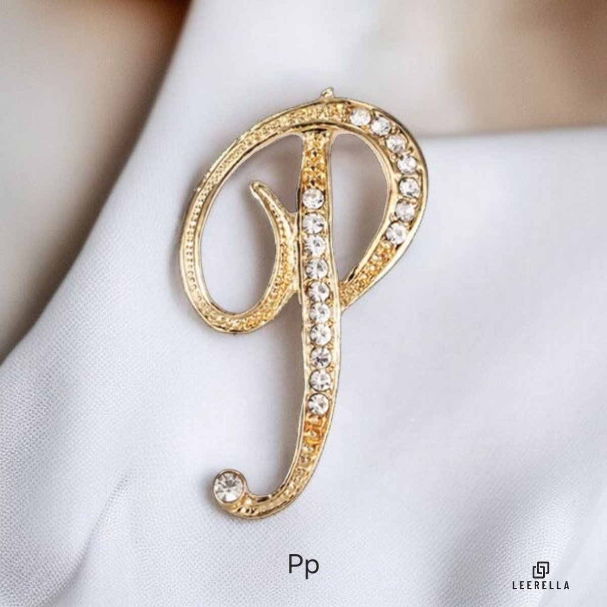 Luxe Strass | P | Letter Broche Goudkleurig met Zirconia Steentjes – Unisex Cursieve Initialen Pin Diverse Maten Voor Heren & Dames