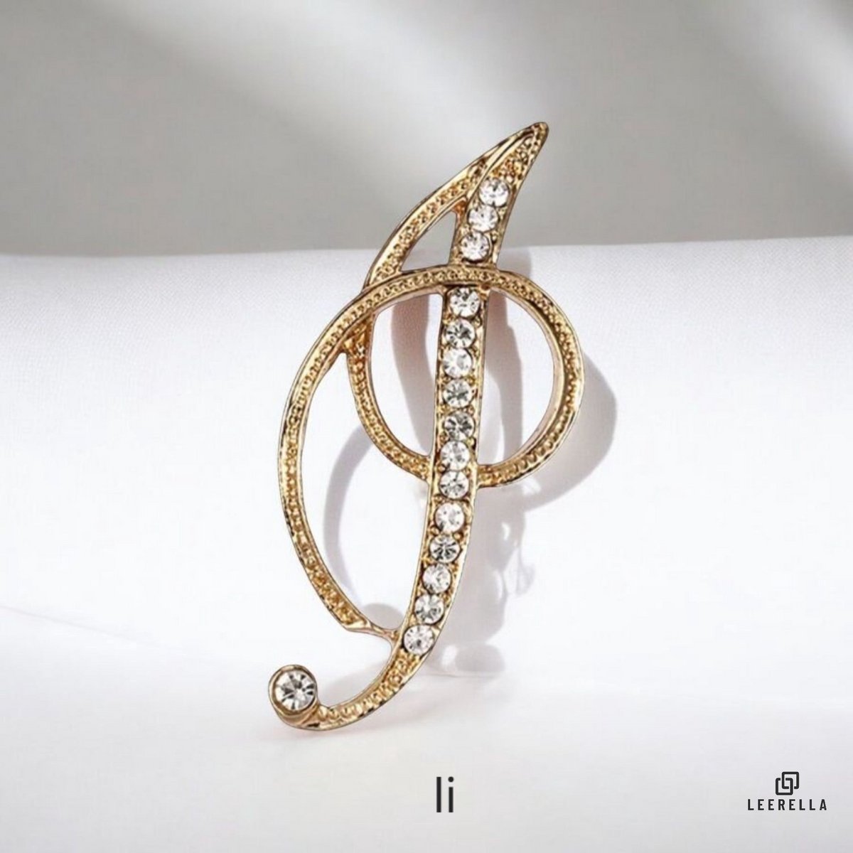 Luxe Strass | I | Letter Broche Goudkleurig met Zirconia Steentjes – Unisex Cursieve Initialen Pin Diverse Maten Voor Heren & Dames