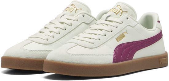 Baskets Puma crème avec bande rose et semelle marron.