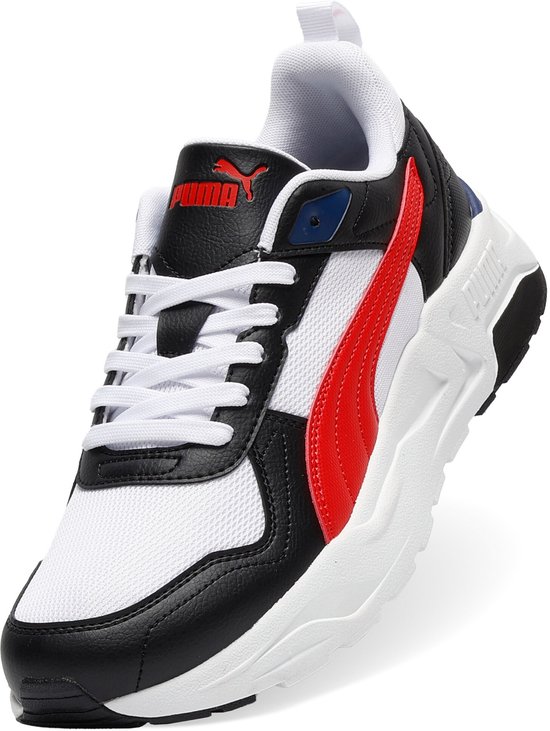 Witte sneaker met zwarte en rode accenten, witte veters en de rode Puma-streep.