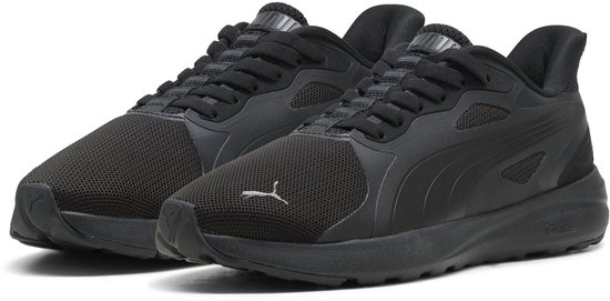 Paire de baskets PUMA noires avec lacets et logos PUMA.