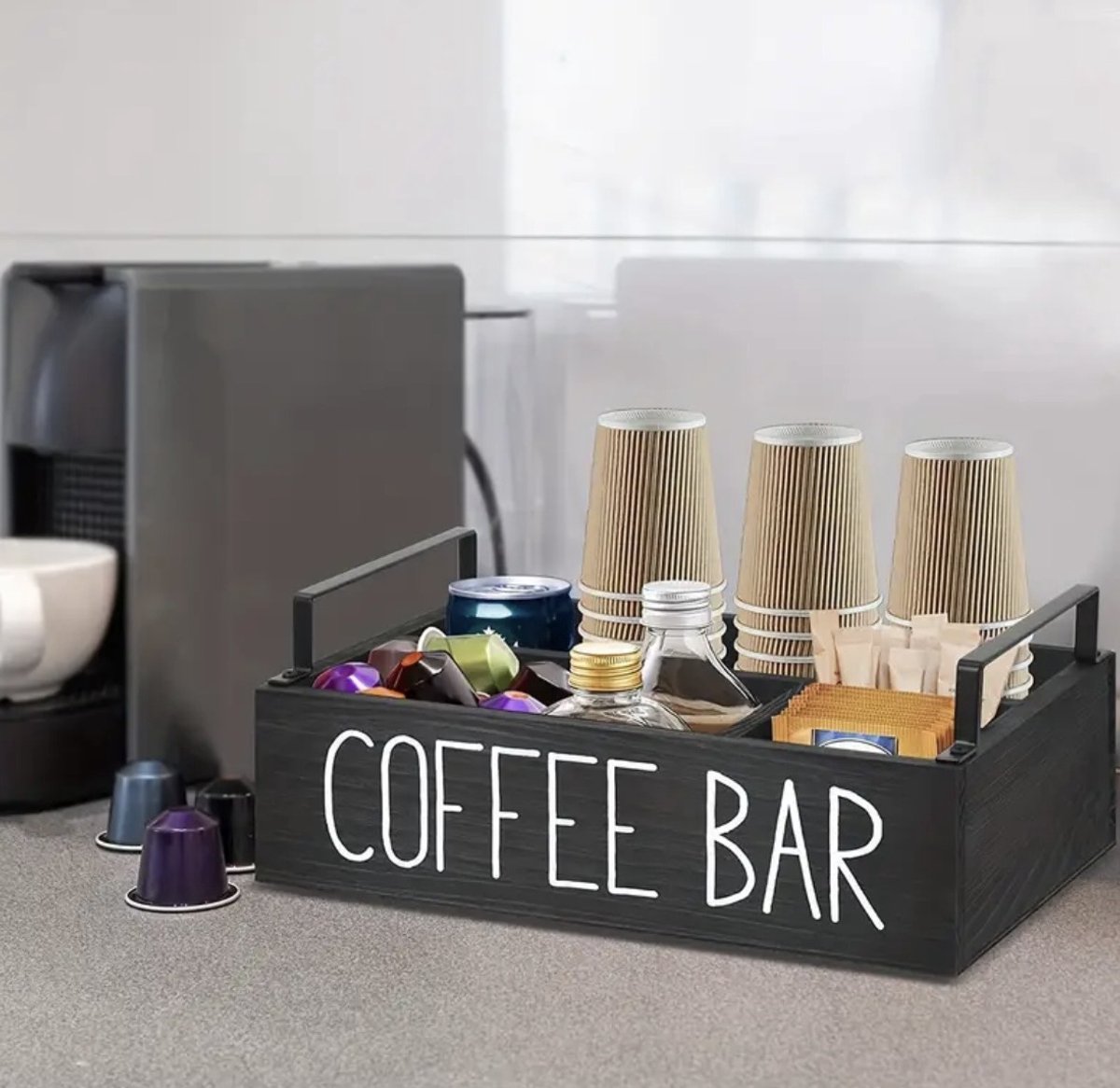 JANE EYRE Verstelbare bekerhouder en dekselhouder - koffiebekerhouder organizer met dispenser voor eenmalig gebruik, mand met 4 vakken, rietjeshouder pods voor koffiestation, bar in metaal, zwart JANE EYRE Verstelbare bekerhouder en dekselhouder - koffiebekerhouder organizer met dispenser voor eenmalig gebruik, mand met 4 vakken, rietjeshouder pods voor koffiestation, bar in metaal, zwart