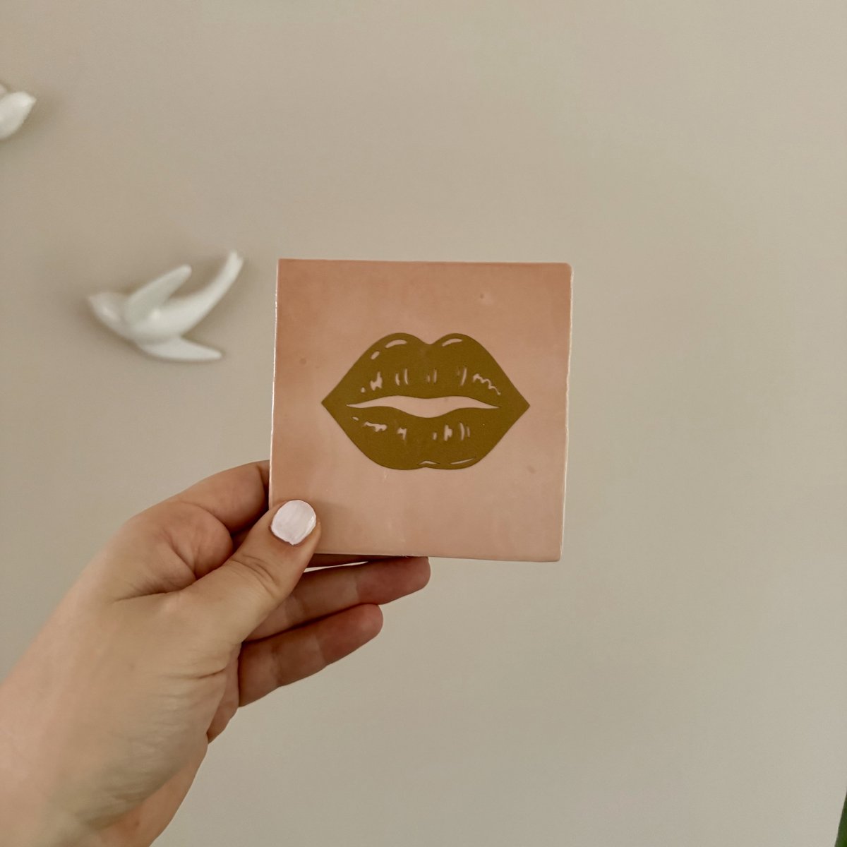 Wij & Blij - Tegeltje - spreuktegeltje - wandtegeltje - golden lips - afscheid - verjaardag - cadeau - moederdag - vaderdag - housewarming - kleinigheidje - bedankje - roze - kus - vriendschap - liefde - interieur - decoratie