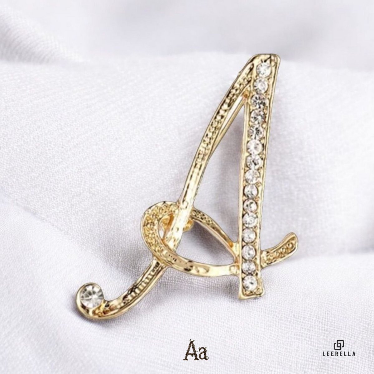 Luxe Strass | A | Letter Broche Goudkleurig met Zirconia Steentjes – Unisex Cursieve Initialen Pin Diverse Maten Voor Heren & Dames