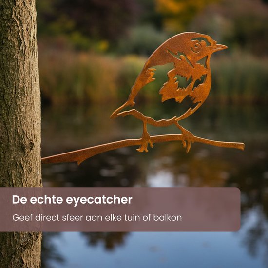 Roestbruin metalen roodborstje op tak, bevestigd aan een boom bij water. Eyecatcher voor tuin of balkon.