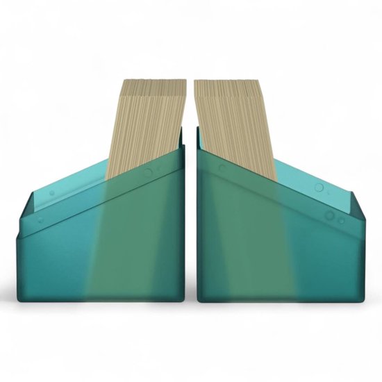 Twee turquoise Ultimate Guard kaarthouders gevuld met kaarten.