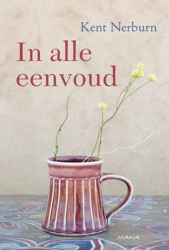 Boek 'In alle eenvoud' van Kent Nerburn, met een mok met bloemen.