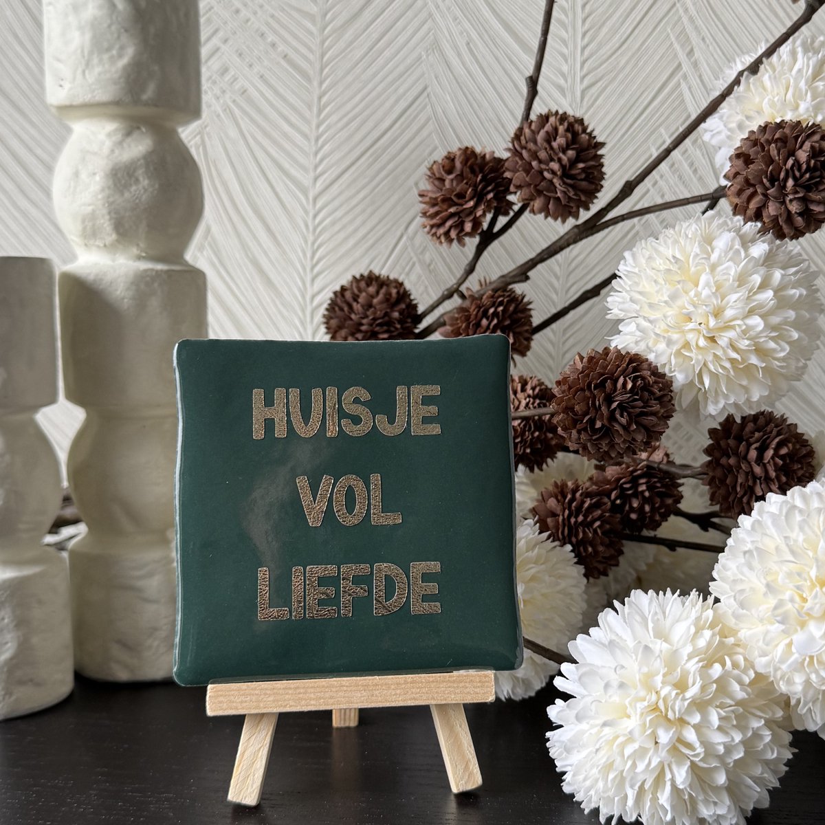 Hartjespost | Tegeltje Huisje vol liefde, donkergroen, goud | schoencadeautjes sinterklaas | tegeltjes met tekst | spreuktegel | tegeltjeswijsheden | cadeau | Christmas | Xmas | kerstmis | decoratie kerst | 10x10