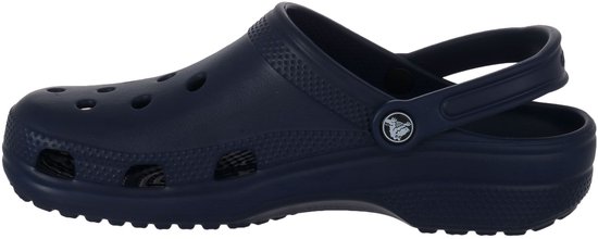 Vue latérale d'un sabot Crocs bleu marine avec bride et perforations.