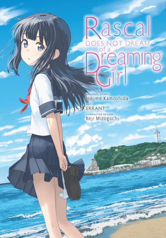 Een anime meisje met donker haar, gekleed in een schooluniform, staat op een strand bij de zee. Titel: Rascal Does Not Dream of a Dreaming Girl.