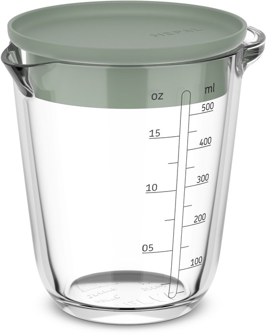 Glazen maatbeker van 500 ml met groen deksel, gevuld met water.