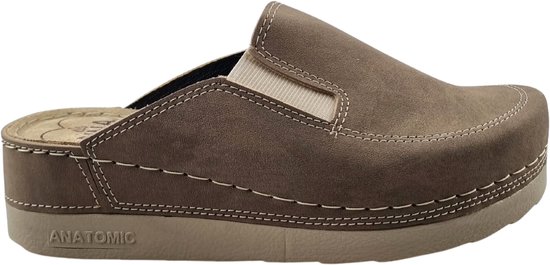 Bruine nubuck leren instapper, van de zijkant gezien, met witte stiksels en beige elastische inzet. "ANATOMIC" op de zool.