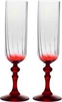 Twee champagneglazen met gedraaide rode stelen.
