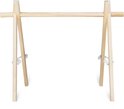 Houten babygym met A-frame constructie en houten dwarsbalk.