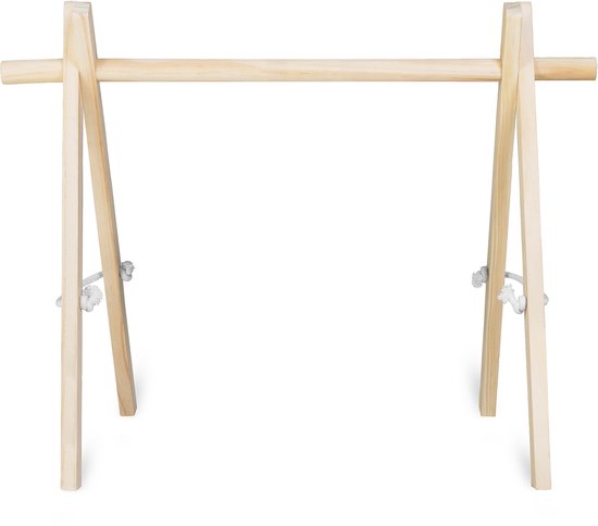 Houten babygym met A-frame constructie en houten dwarsbalk.