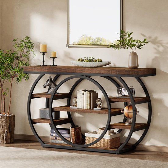 Bruine consoletafel met zwarte metalen cirkel-structuur, 5 open vakken, met decoraties zoals een paardenbeeld, boeken en een wereldbol.