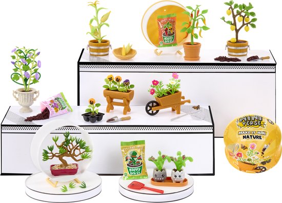 Miniatuur tuin collectie met plantjes, bloemen, bonsaiboompje, kruiwagens, potgrond en gereedschap.