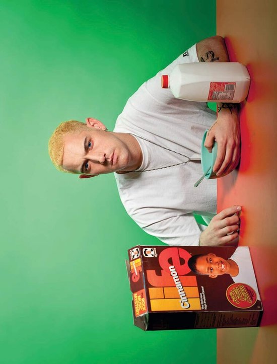 Alex da Corte met een doos 'Cinnamon Toast Crunch' ontbijtgranen en een fles melk.