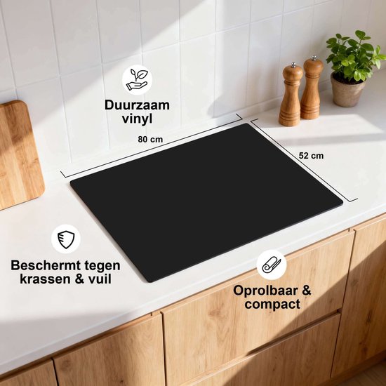 Zwarte, duurzame vinyl kookplaatbeschermer van 80 x 52 cm.