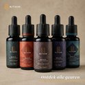 Vijf flesjes Rithim baardolie met verschillende gekleurde labels: Mystic Forest, Smooth Oudh, Tobacco & Vanilla, Black Cherry, Citrus Fresh.