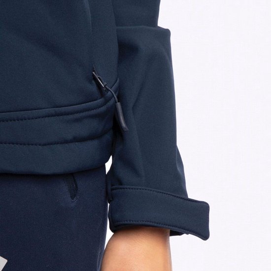 Detail van marineblauwe softshell jas mouw met rits.
