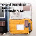 Rosegouden Beyeza haardroger opgevouwen in een koffer, naast paspoorten, koptelefoon en kleding. Compact voor reizen.