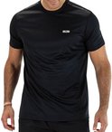 Man met zwart gestreept sportshirt en zwarte shorts, volledig aanzicht.