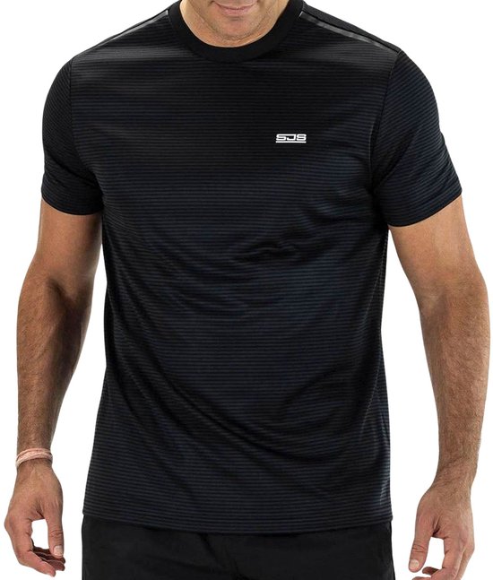 Man met zwart gestreept sportshirt en zwarte shorts, volledig aanzicht.