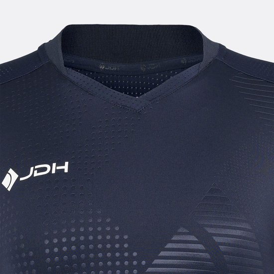 Close-up van de kraag en het witte JDH-logo op het marineblauwe shirt.