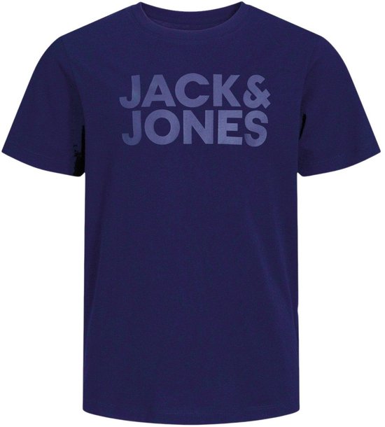 Donkerblauw T-shirt met een opdruk van de tekst 'JACK&JONES' in een iets lichtere blauwtint.