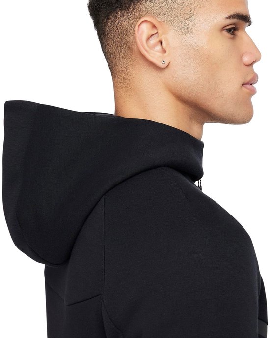 Close-up van de capuchon van een zwarte Nike Tech Fleece hoodie.