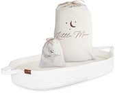 Witte aankleedmanden met twee stoffen zakken met het 'Little Moon' logo. Met een maan en sterren.